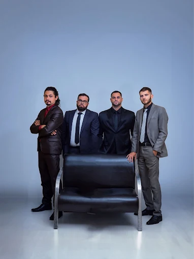 Os quatro advogados do escritório reunidos em um retrato de equipe.